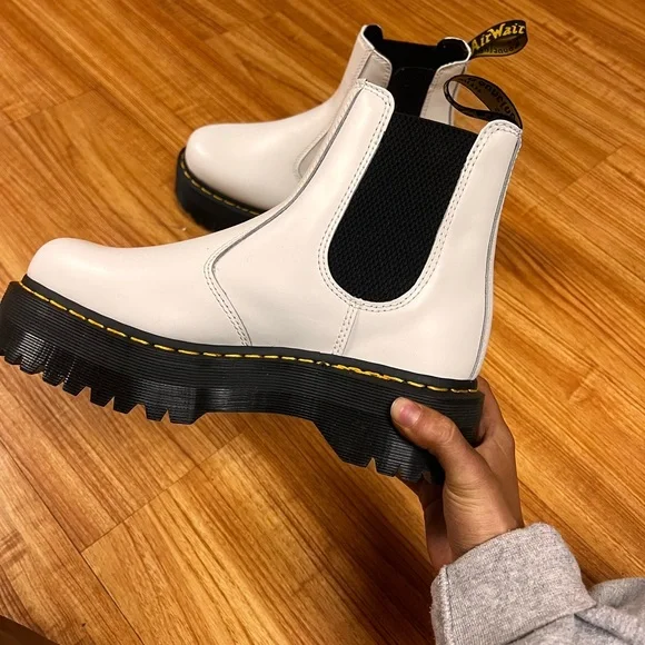 Doc Martens 2976 Quad Platform Chelsea Boot. NWOT. White size 7, fit like 8 - Picture 3 of 7